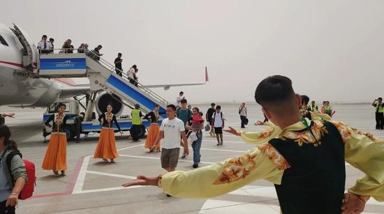 和田昆冈机场热情迎接首航旅客。阿卜杜拉·热杰普 摄