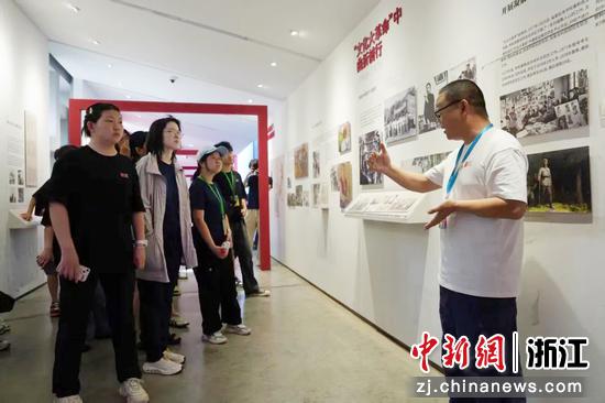 7月1日，两校师生在中国美术学院党史长廊参观。（中国美术学院供图）