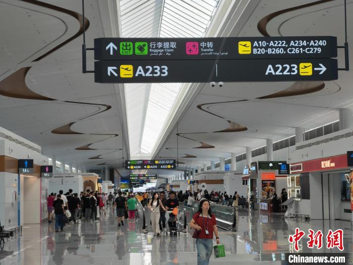 暑运启幕 乌鲁木齐天山国际机场客流持续高位运行