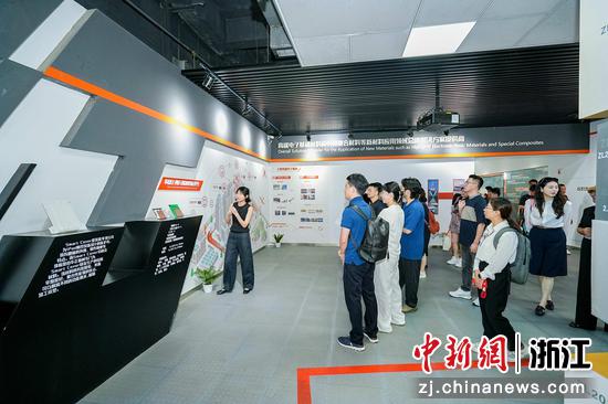 学员们走访企业。 蓝伊旎 摄 学员们走访企业。 蓝伊旎 摄