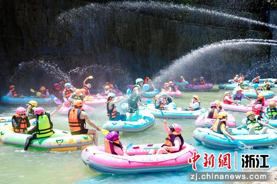 图为：众多游客溪流中嬉水。中新社发 张兴良 摄