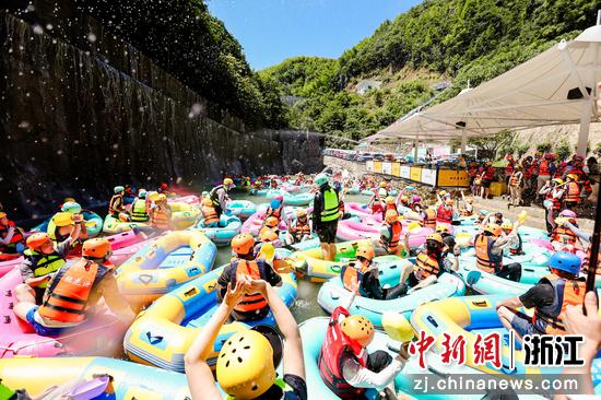 图为：众多游客等待“开漂”。中新社发 张兴良 摄