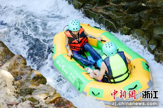 图为：游客沿着河道漂流。中新社发 张兴良 摄