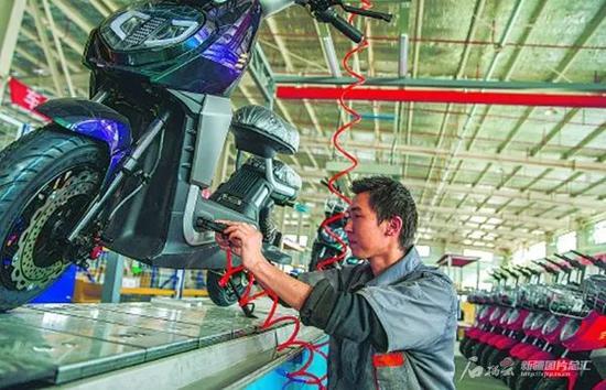 新疆苏匠车业有限公司员工在车间生产电动车。该公司2024年4月落户克孜勒苏柯尔克孜自治州江苏产业园,主要生产两轮和三轮电动车。(资料图)翟汝增摄
