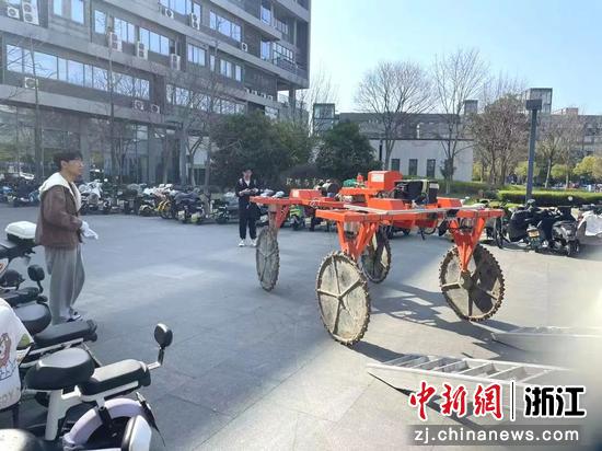 日前，团队成员正在测试“山主机器人”。（浙大管院供图）