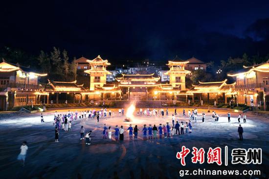 图为晴隆县篝火晚会现场。 图为晴隆县篝火晚会现场。