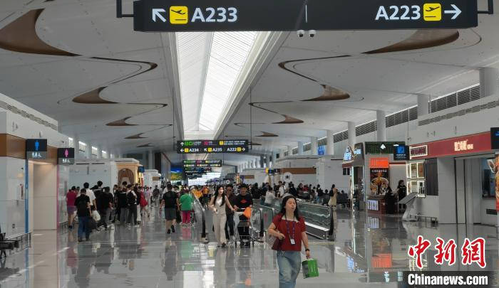 暑运启幕 乌鲁木齐天山国际机场客流持续高位运行