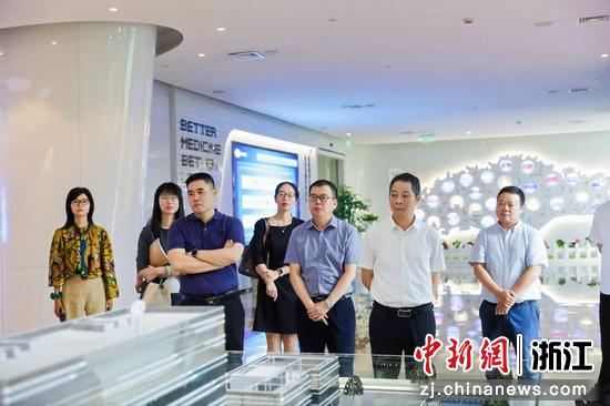 市场监管部门走访企业。 杭州市市场监管局 供图 市场监管部门走访企业。 杭州市市场监管局 供图