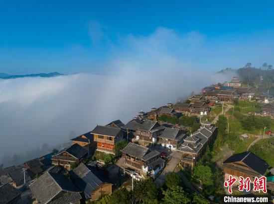 图为7月4日在大歹苗寨拍摄的云海景观。吴德军 摄