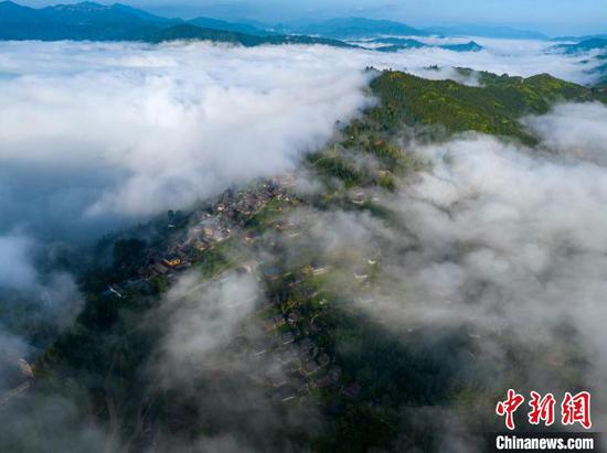 图为7月4日在大歹苗寨拍摄的云海景观。吴德军 摄