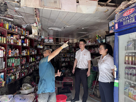 该行工作人员走访问需受灾商户 该行工作人员走访问需受灾商户