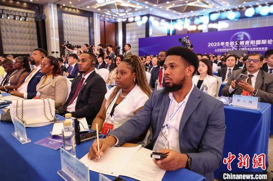 7月5日，以“人与自然和谐共生——共商全球发展绿色转型”为主题的2025年生态文明贵阳国际论坛在贵州省贵阳市开幕。图为海外嘉宾在开幕式现场。中新社记者 瞿宏伦 摄