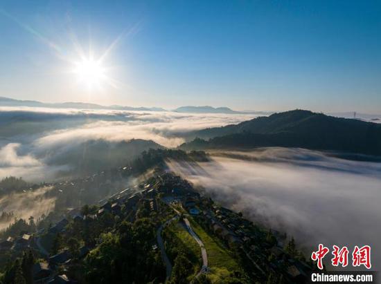 图为7月4日在大歹苗寨拍摄的云海景观。吴德军 摄