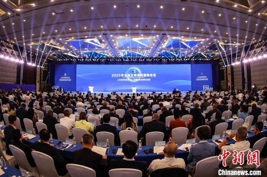 7月5日，以“人与自然和谐共生——共商全球发展绿色转型”为主题的2025年生态文明贵阳国际论坛在贵州省贵阳市开幕。图为开幕式现场。中新社记者 瞿宏伦 摄