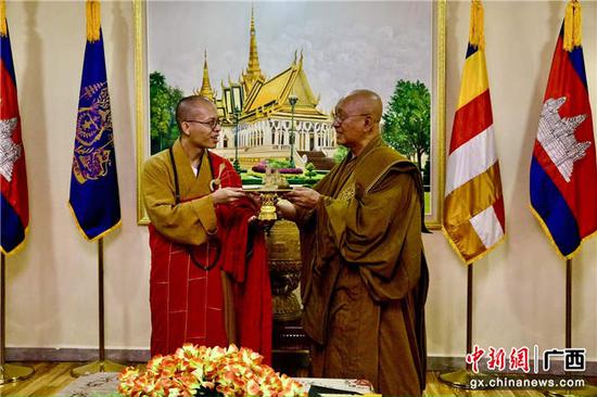 图为柬埔寨僧王向桂林栖霞寺赠送佛像。秦杰 摄
