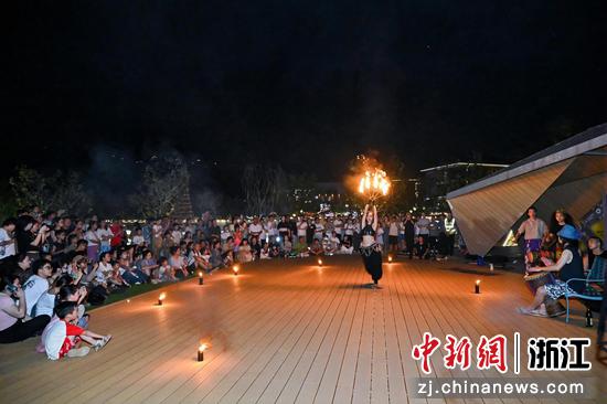 现场,音乐舞蹈表演,吸引了大量游客观看。主办方供图 现场,音乐舞蹈表演,吸引了大量游客观看。主办方供图