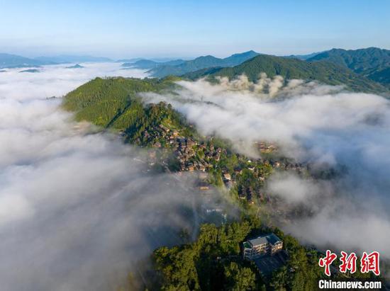 图为7月4日在大歹苗寨拍摄的云海景观。吴德军 摄