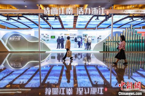 7月5日，以“人与自然和谐共生——共商全球发展绿色转型”为主题的2025年生态文明贵阳国际论坛在贵州省贵阳市开幕。图为论坛主宾省——浙江省展区吸引嘉宾。中新社记者 瞿宏伦 摄