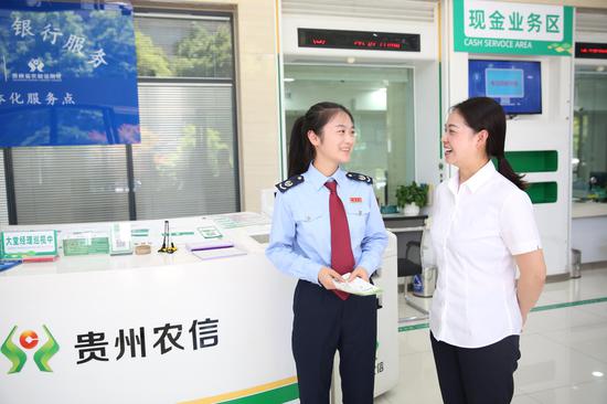 “定制化服务”中，七星关区税务局税务干部深入贵州毕节农村商业银行股份有限公司开展政策宣传和合规辅导