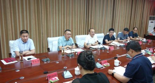 县委书记余新意与民营企业代表进行交谈。