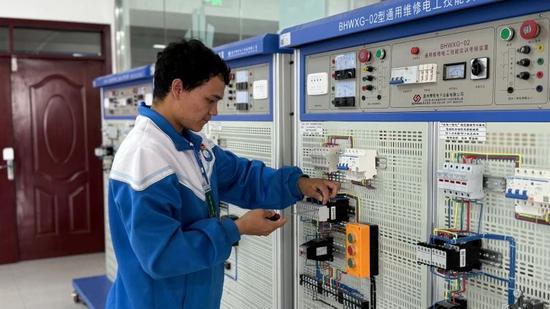 乃斯如拉·买买托合提全神贯注开展电工比赛。努尔古再丽 摄