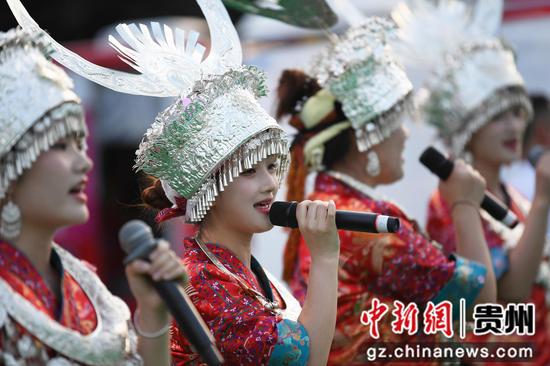 7月5日,在2025“爽爽<a href=http://www.gzculture.net target=_blank class=infotextkey>贵阳</a>”避暑季新体验场景发布活动现场的旅居展示区,乡村非遗展演及民俗表演吸引了不少市民游客驻足观看。 7月5日,在2025“爽爽<a href=http://www.gzculture.net target=_blank class=infotextkey>贵阳</a>”避暑季新体验场景发布活动现场的旅居展示区,乡村非遗展演及民俗表演吸引了不少市民游客驻足观看。