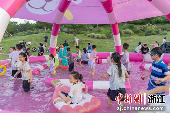 2025奇幻夏夜游园会现场，市民享受清凉夏日。主办方供图