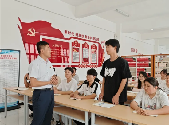 北京援疆教师邬津与学生互动。古丽阿亚提 摄