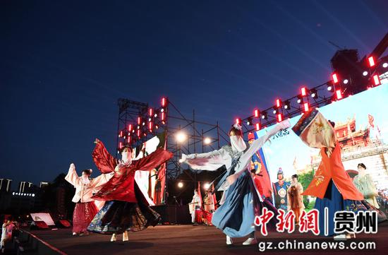 7月5日,2025“爽爽<a href=http://www.gzculture.net target=_blank class=infotextkey>贵阳</a>”避暑季新体验场景发布活动舞台表演现场。 7月5日,2025“爽爽<a href=http://www.gzculture.net target=_blank class=infotextkey>贵阳</a>”避暑季新体验场景发布活动舞台表演现场。