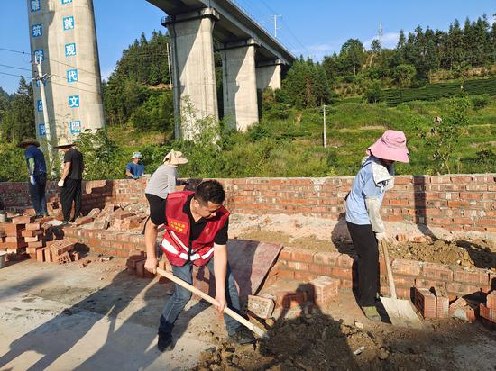 图为加固河岸堤坝现场。韦宇雄供图 图为加固河岸堤坝现场。韦宇雄供图