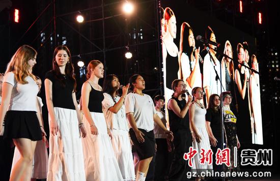7月5日,2025“爽爽<a href=http://www.gzculture.net target=_blank class=infotextkey>贵阳</a>”避暑季新体验场景发布活动舞台表演现场。 7月5日,2025“爽爽<a href=http://www.gzculture.net target=_blank class=infotextkey>贵阳</a>”避暑季新体验场景发布活动舞台表演现场。