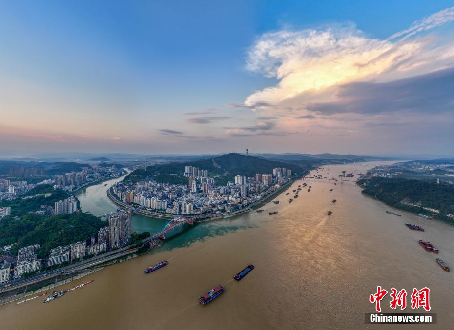 广西梧州：盛夏西江货运忙