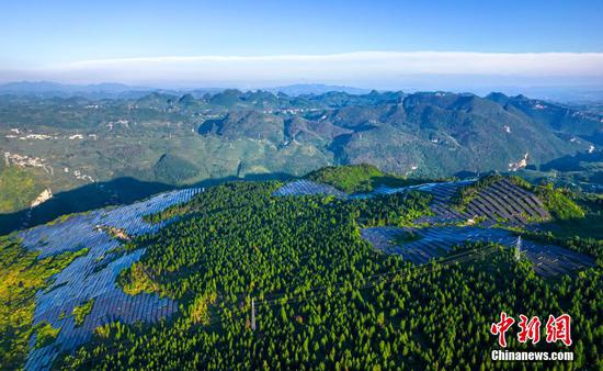 7月5日，航拍贵州省黔西市观音洞镇山间光伏发电设施。