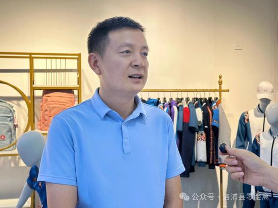 记者正在采访企业负责人汤永胜3