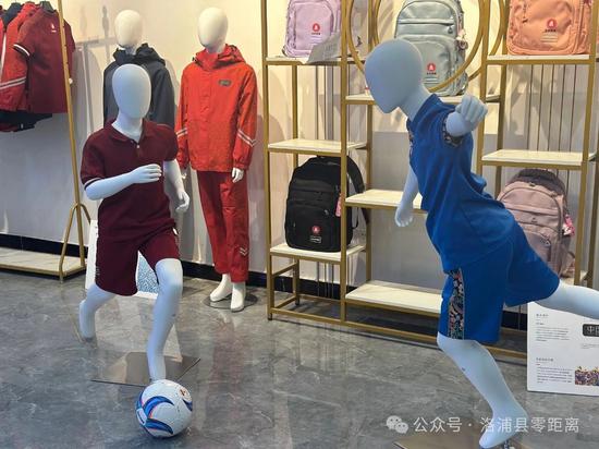 展厅内的各种国风校服。