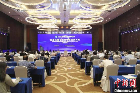 图为“生态文明与低碳韧性发展实践”主题论坛现场。杨茜 摄 图为“生态文明与低碳韧性发展实践”主题论坛现场。杨茜 摄