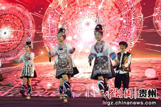 7月5日,2025“爽爽<a href=http://www.gzculture.net target=_blank class=infotextkey>贵阳</a>”避暑季新体验场景发布活动舞台表演现场。 7月5日,2025“爽爽<a href=http://www.gzculture.net target=_blank class=infotextkey>贵阳</a>”避暑季新体验场景发布活动舞台表演现场。