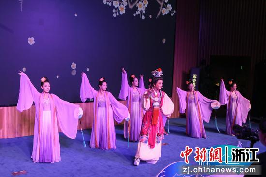 越剧表演走进香港科技大学（广州）。闾高桥 供图