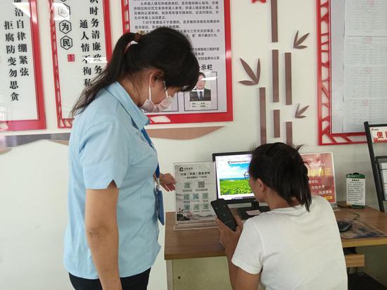 指导群众操作网上申办流程。任玉婷 摄 指导群众操作网上申办流程。任玉婷 摄