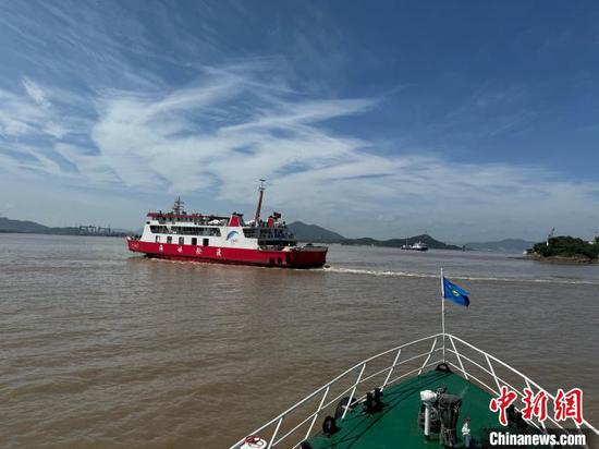 海巡艇在客运航线等重点水域进行巡航驻守。浙江海事局 供图