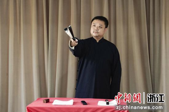 龚奕骁在排练作品。南太湖新区 供图 龚奕骁在排练作品。南太湖新区 供图