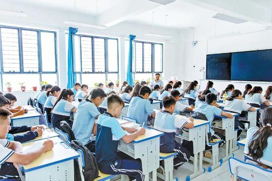 北京援建的和田县塔瓦库勒乡中学建成后,学生们在宽敞明亮的教室上课。