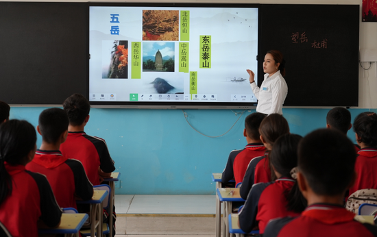 皮山县安徽实验学校教师艾克旦·玉山通过优化课堂互动设计让课堂更具吸引力。