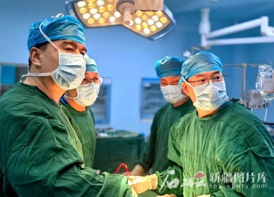 天津援疆医生刘子后(右一)在给患者做手术(2023年5月30日摄)。和田地区人民医院供图
