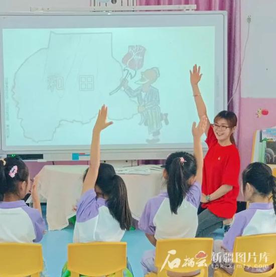 天津援疆教师熊铁夫给孩子们上绘本教学示范课(6月21日摄)。李凌燕摄