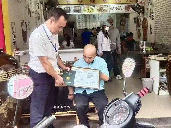 为零售户送达许可证。黄振柒 摄 为零售户送达许可证。黄振柒 摄