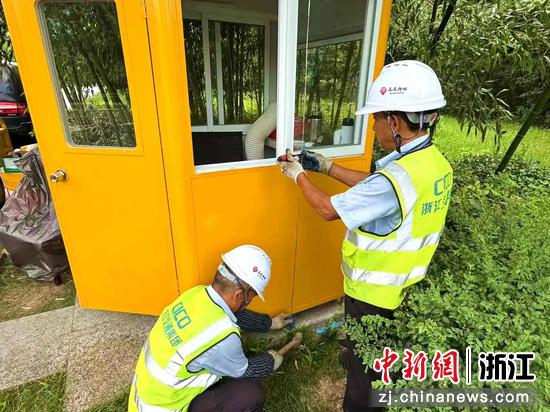 服务区工作人员加固设施设备。浙江商业集团 供图