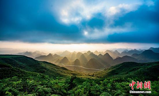 图为7月5日,在贵州省毕节市赫章县阿西里西大草原景区拍摄的峰林景观。闵罡 摄 图为7月5日,在贵州省毕节市赫章县阿西里西大草原景区拍摄的峰林景观。闵罡 摄