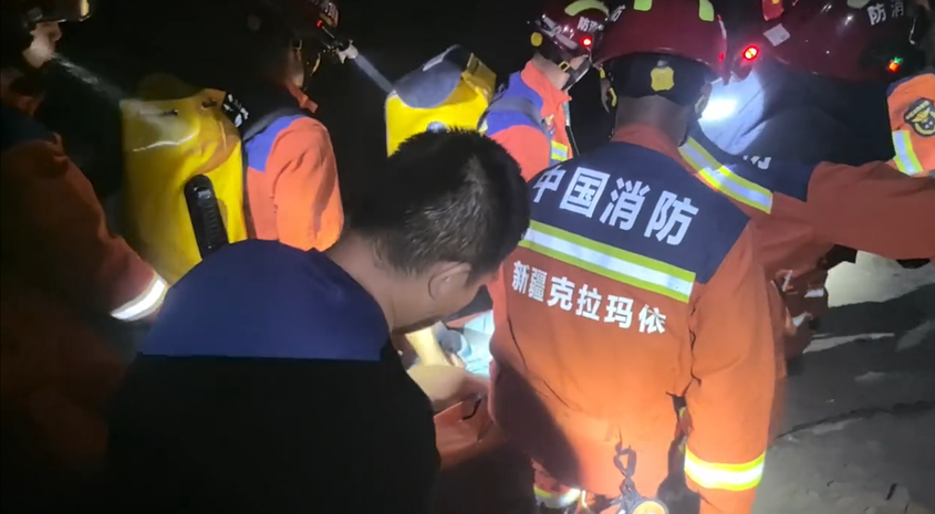 新疆克拉瑪依：市民受傷被困山區(qū)消防利用無人機精準定位成功救助