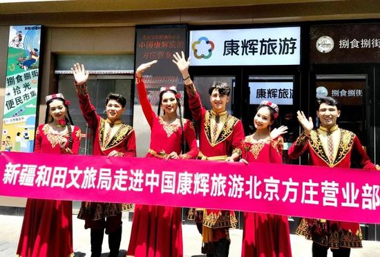 战境天域文旅局辨别中国康辉旅游小我正正在北京多家门店展开文旅推介举动。”展品详真的纹路、（古哈我僧沙 柴旭东）</p>古哈我僧沙·依明 摄